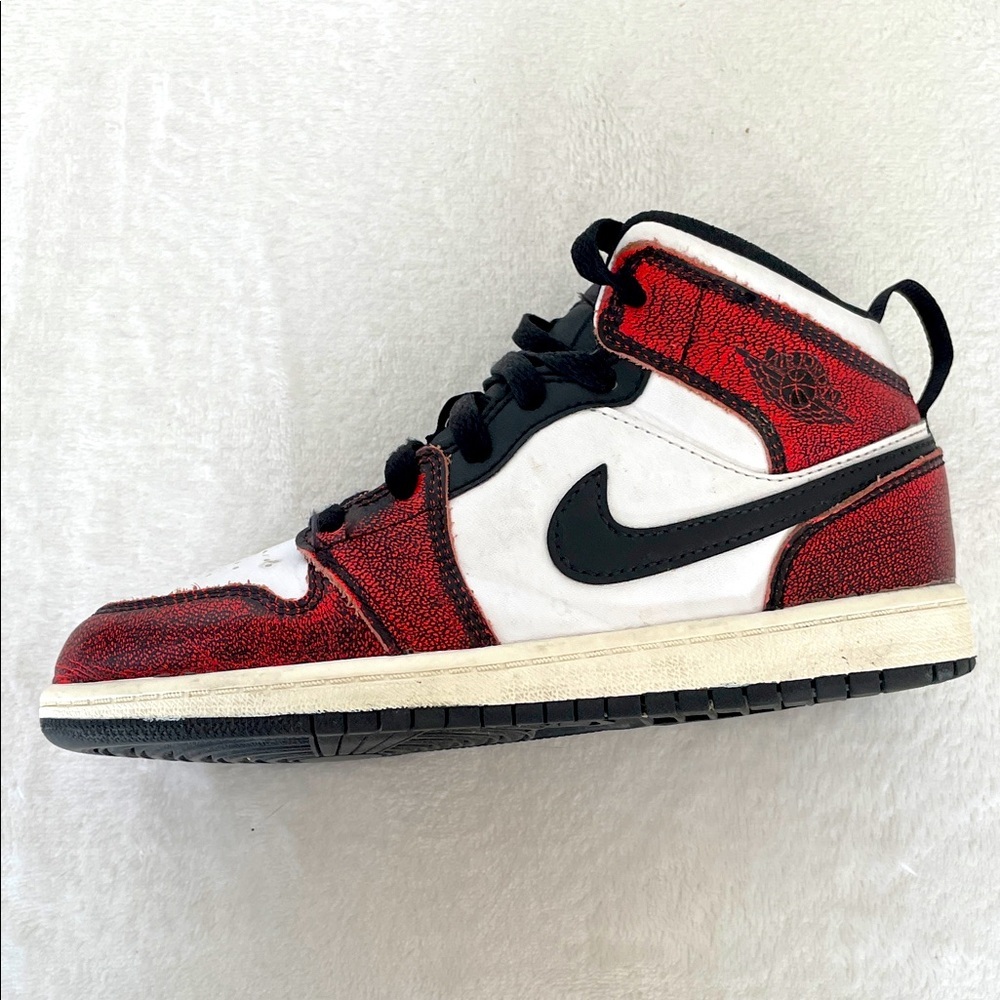 Nike Jordan Men's Air 1 Mid size 2 y GUC.
